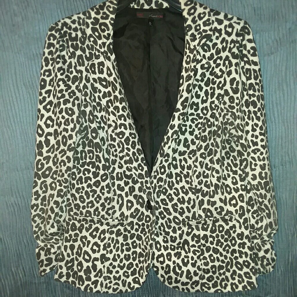 Fitted one button blazer
